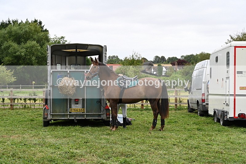 WJ6_2960 - Berks & Bucks - The Old farmhouse - Hound Exercise 20-08-25