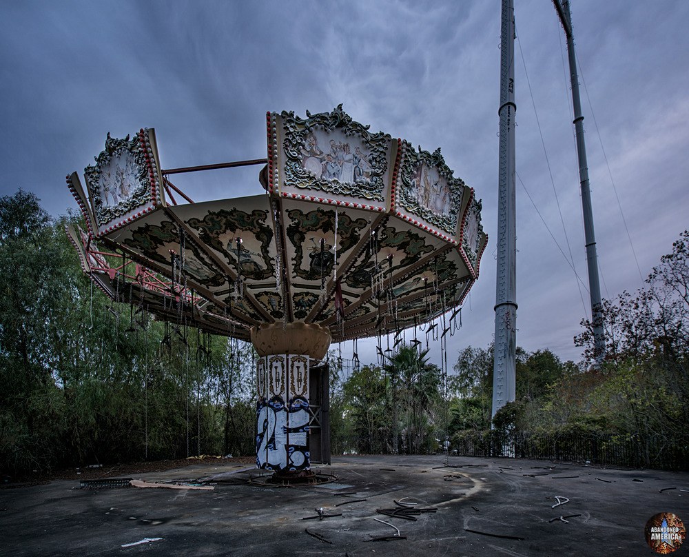 Abandoned Six Flags (New Orleans, LA) | Zydeco Zinger Swings - Six