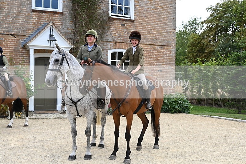 WJ6_3647 - Berks & Bucks - The Old farmhouse - Hound Exercise 20-08-25