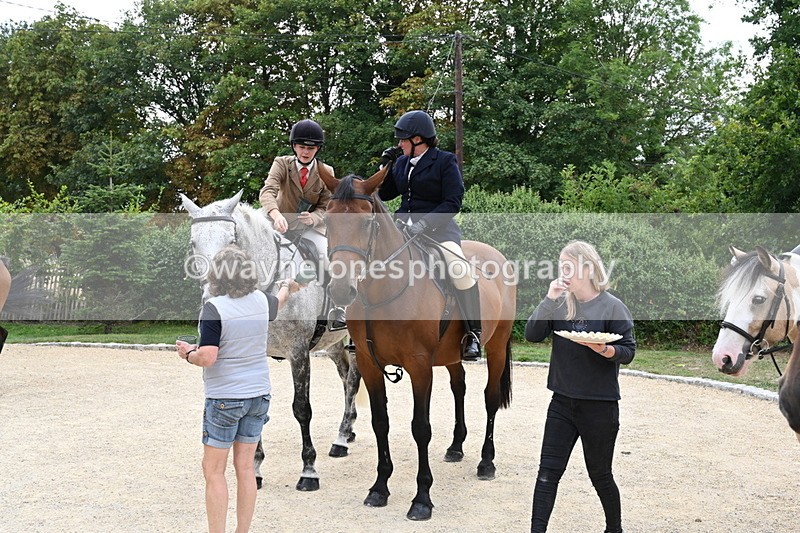 WJ6_3554 - Berks & Bucks - The Old farmhouse - Hound Exercise 20-08-25