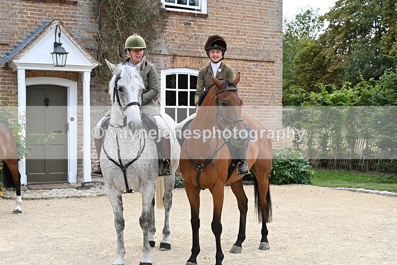 WJ6_3615 - Berks & Bucks - The Old farmhouse - Hound Exercise 20-08-25