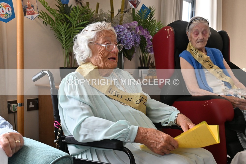 AM3_1109 - Iris and Betty.