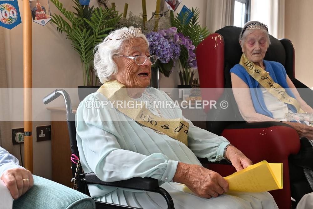 AM3_1107 - Iris and Betty.