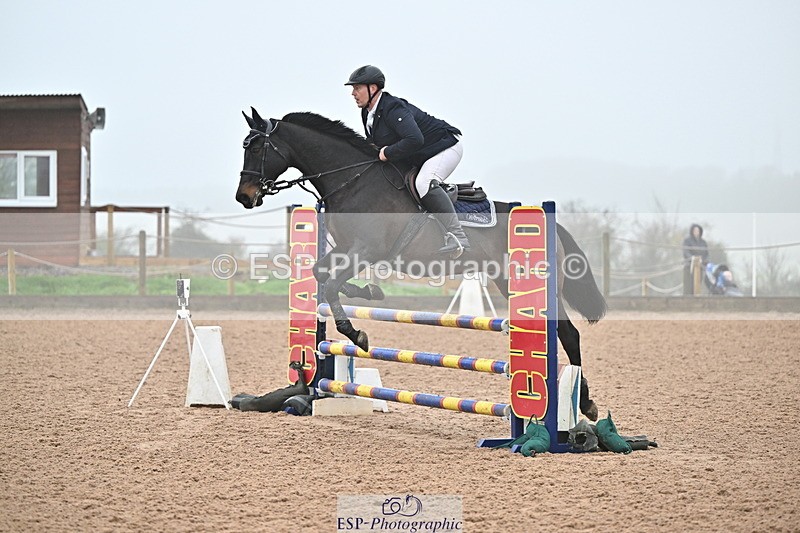 241103A-105037-06770 - SUN Cls 18 British Novice and 90cm Open