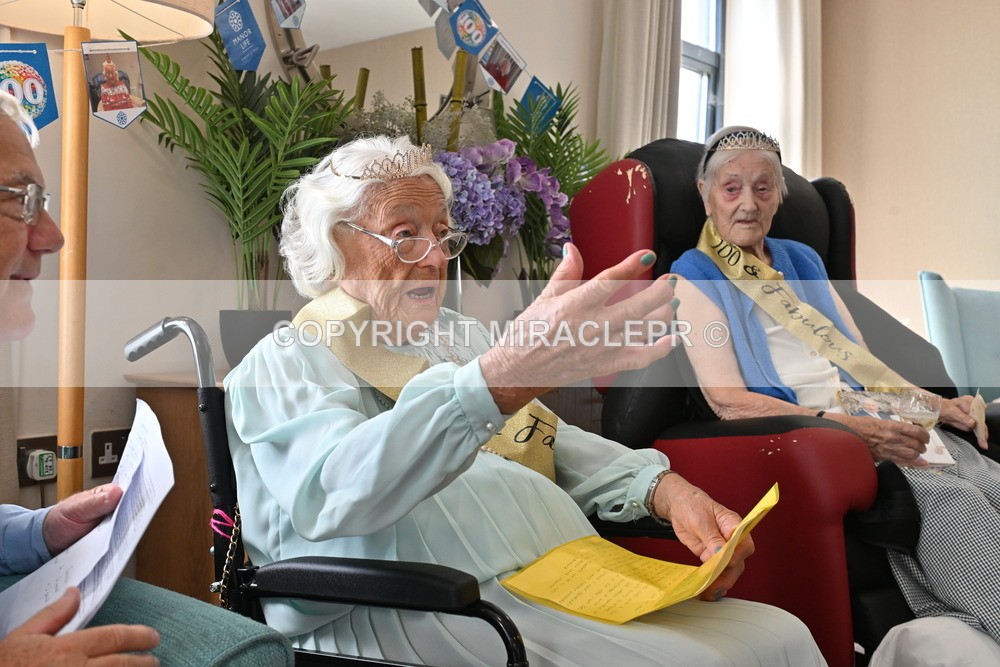 AM3_1060 - Iris and Betty.