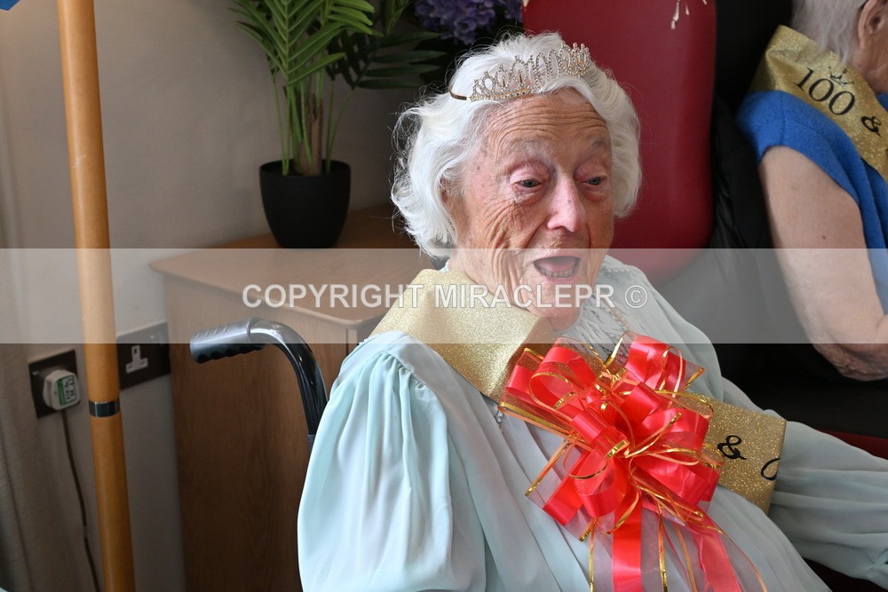 AM3_1447 - Iris and Betty.
