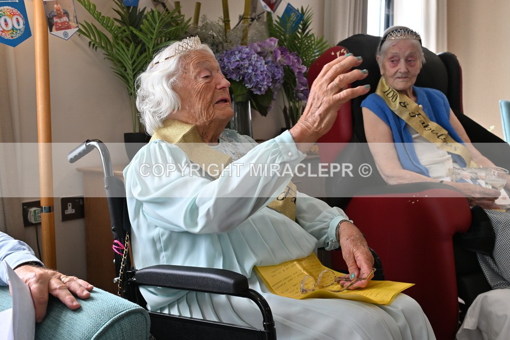 AM3_1159 - Iris and Betty.