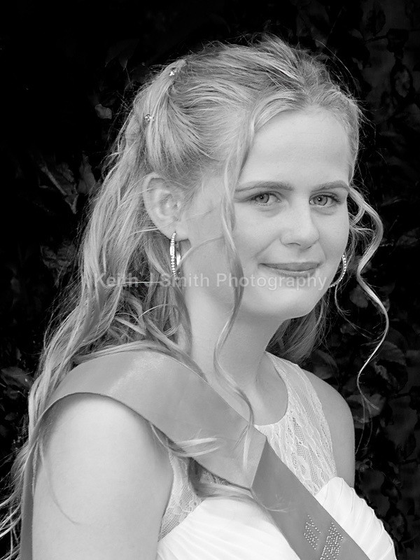 7SKJ0310BW2 - Katie Doyle and friends Pre Prom