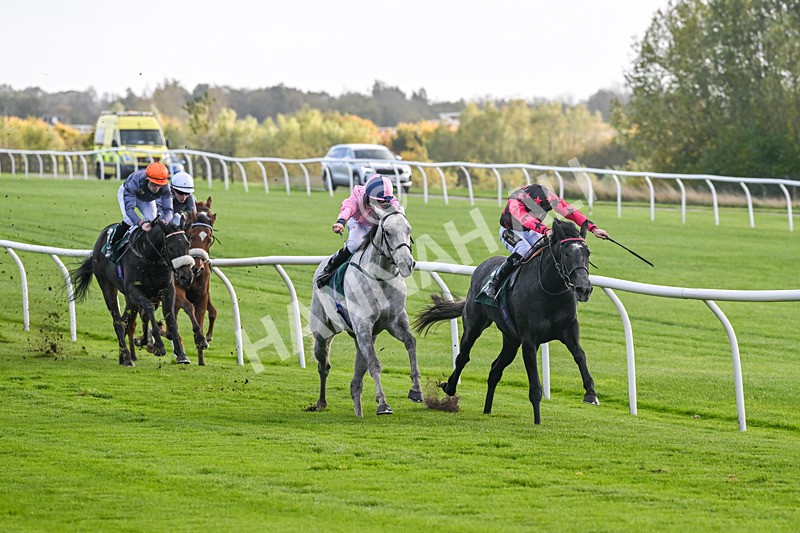 281025-Race 1-Control Room-0590 - Race 1