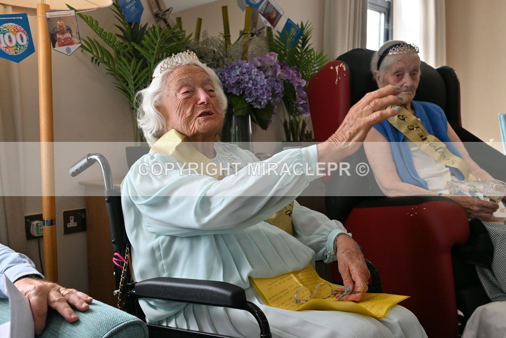 AM3_1172 - Iris and Betty.