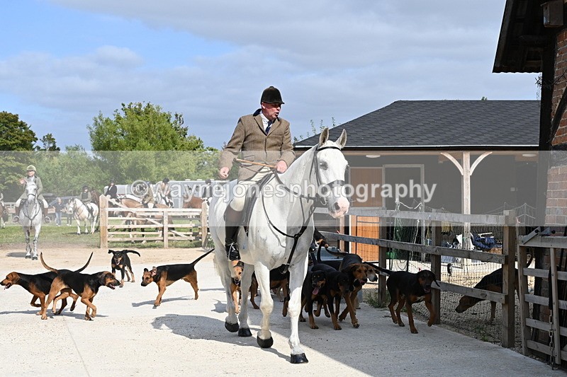 WJ6_3139 - Berks & Bucks - The Old farmhouse - Hound Exercise 20-08-25