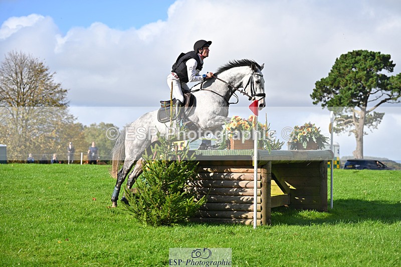 241025-103218-06583 - 001-Cameron.Beer-NEWPORTS.DEFINITELY.UNTOUCHABLE