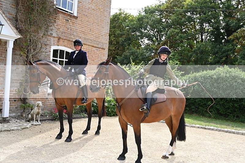 WJ6_3464 - Berks & Bucks - The Old farmhouse - Hound Exercise 20-08-25