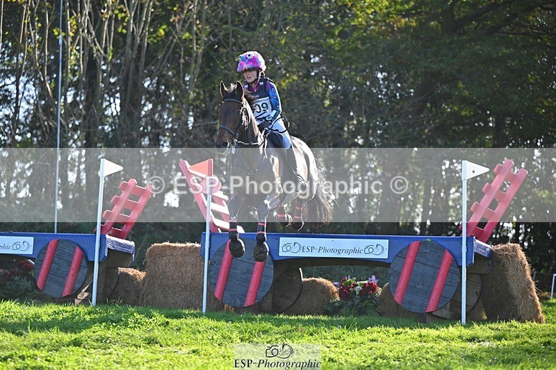 241026-142236-13896 - 509-Tichy.Sanders-SPARHANGER.VELVET