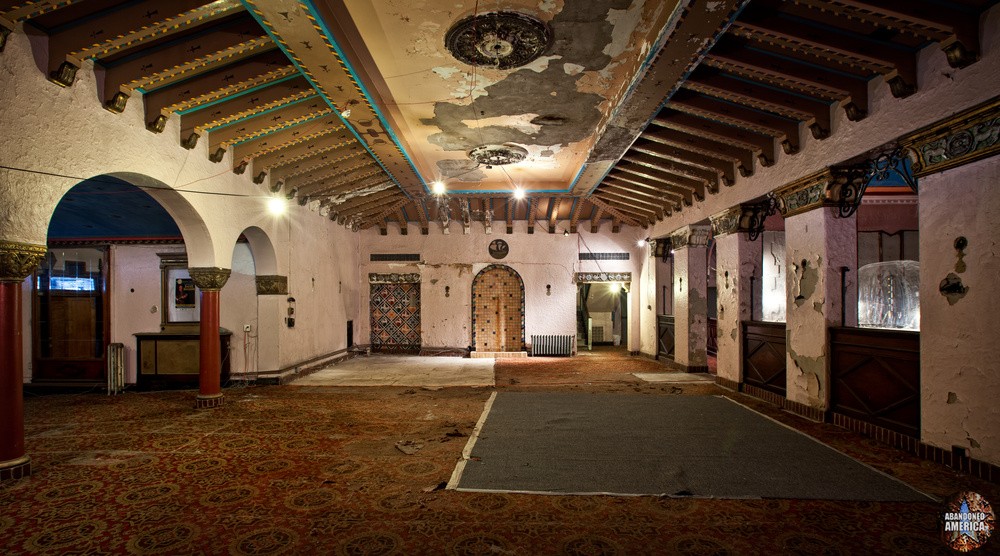 The Lansdowne Theatre | Lobby - The Lansdowne Theater