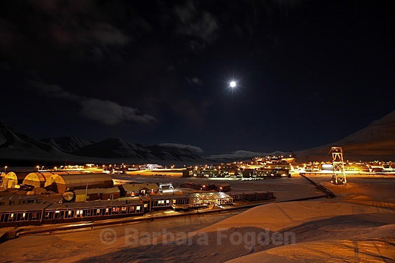 Longyearbyen at full moon 5054 - Polar night