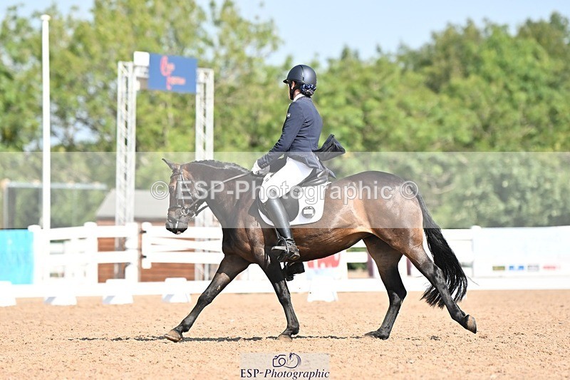 250816-110112-03275 - 090-Sarah.GoddardSaris.Fingers.Crossed