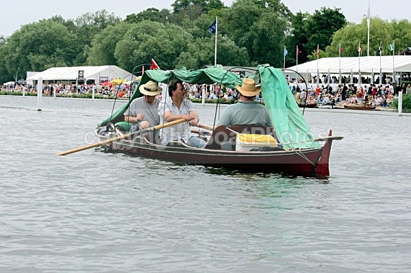 090704 ROWING BOAT TARPAULIN ROOF IMG_0181 - HENLEY REGATTA  SATURDAY 4th JULY 2009