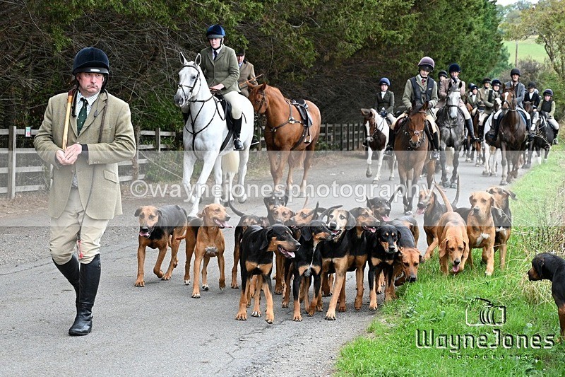 WJ7_1241 - Berks & Bucks Hound Exercise Blewbury 13-09-26