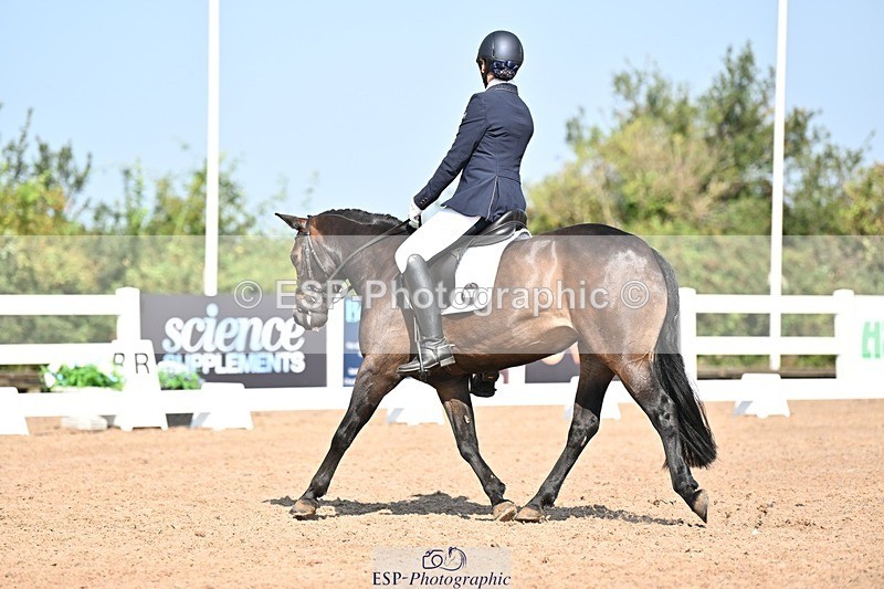 250816-110230-03288 - 090-Sarah.GoddardSaris.Fingers.Crossed