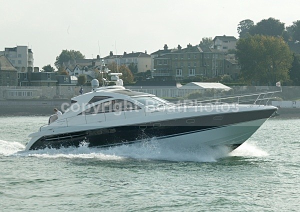081011 REVOLUTION 8CDX0810 - Motorboats - Hardtop