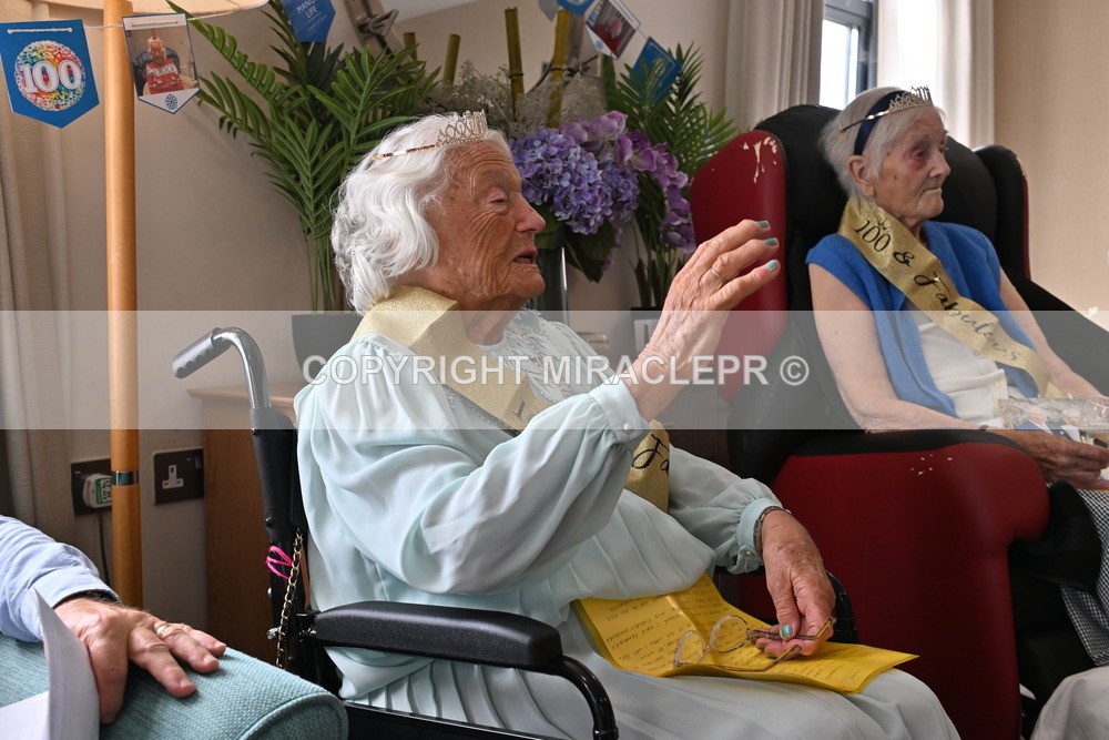 AM3_1183 - Iris and Betty.