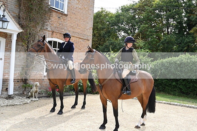 WJ6_3458 - Berks & Bucks - The Old farmhouse - Hound Exercise 20-08-25