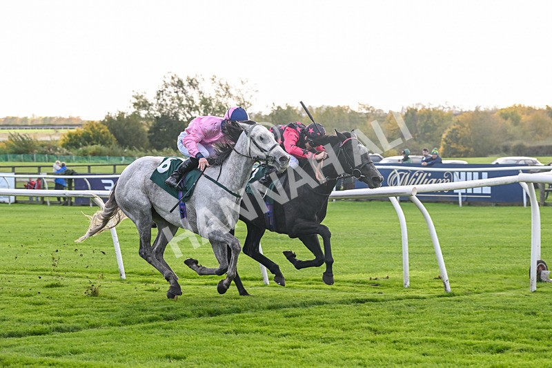 281025-Race 1-Control Room-0620 - Race 1