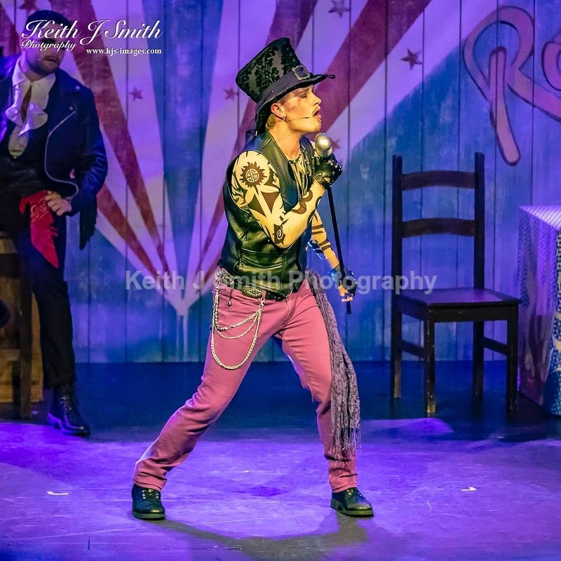 7KJS0042 - Ambition show team