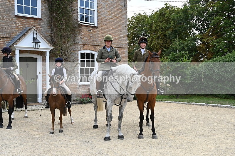 WJ6_3720 - Berks & Bucks - The Old farmhouse - Hound Exercise 20-08-25