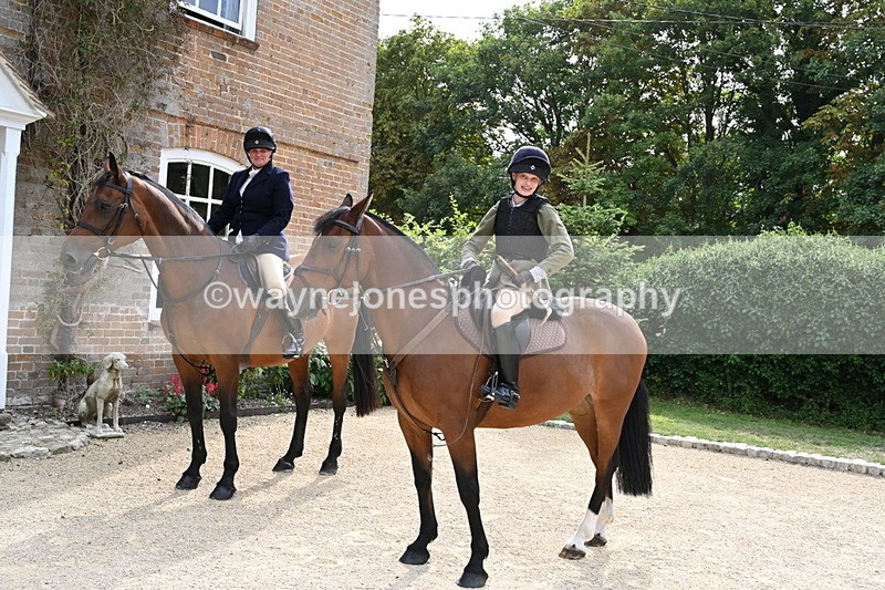 WJ6_3472 - Berks & Bucks - The Old farmhouse - Hound Exercise 20-08-25