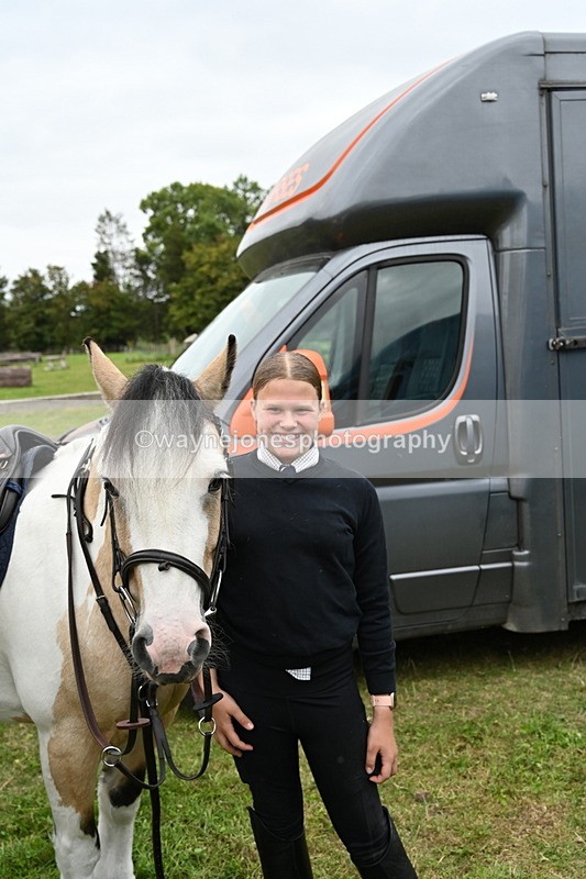 WJ6_2836 - Berks & Bucks - The Old farmhouse - Hound Exercise 20-08-25