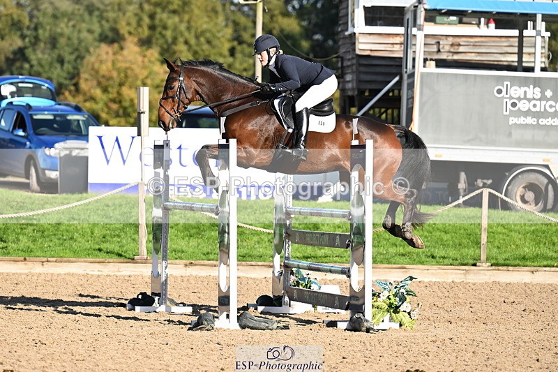 251024A-110616-06688 - B-158-Hannah.Hobhouse