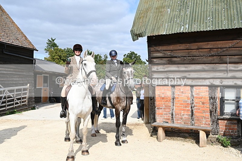 WJ6_3332 - Berks & Bucks - The Old farmhouse - Hound Exercise 20-08-25