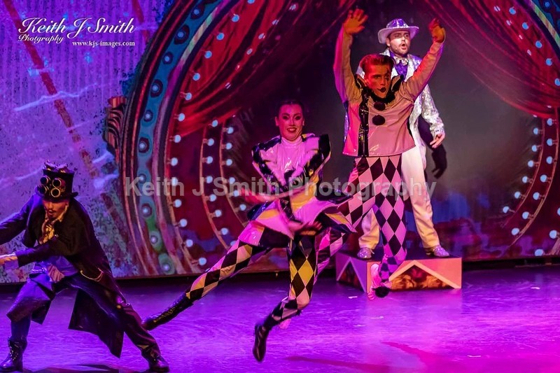 7KJS1338 - Ambition show team