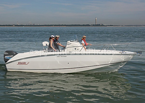 120725 BOSTON WHALER 240 OUTRAGE WT7A7728 - Motorboats - Open