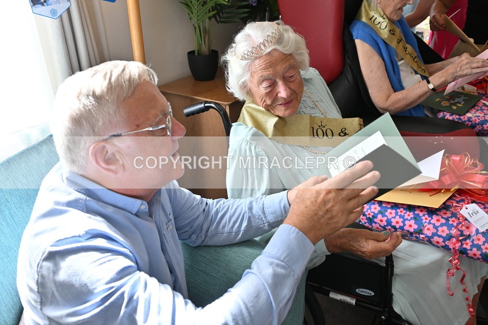 AM3_1374 - Iris and Betty.