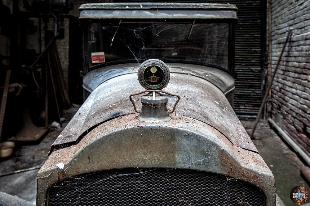 Une Packard 1927 abandonnée dans une usine....elle aussi abandonnée !!! 15678_12674832661e881ec18cfd