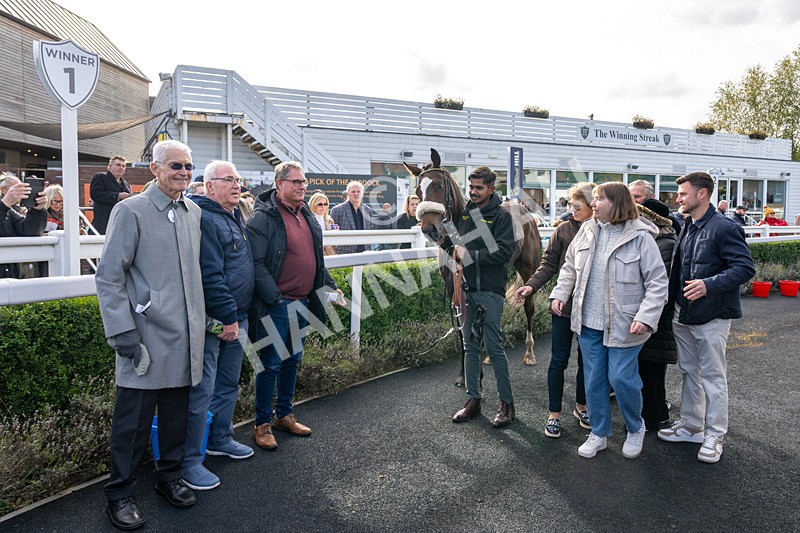 171026-Race 1-Lions Den-8259 - Race 1 1pm EBF 'Confined' Restricted Maiden Stakes