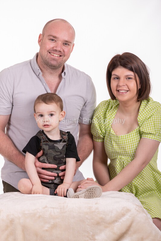 2KJS2733 - Jannie, Kristen & family. Studio