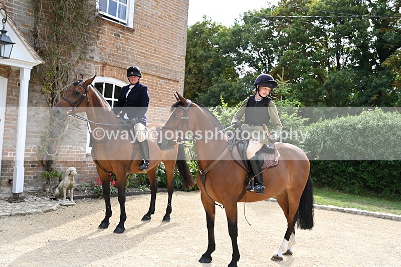WJ6_3461 - Berks & Bucks - The Old farmhouse - Hound Exercise 20-08-25
