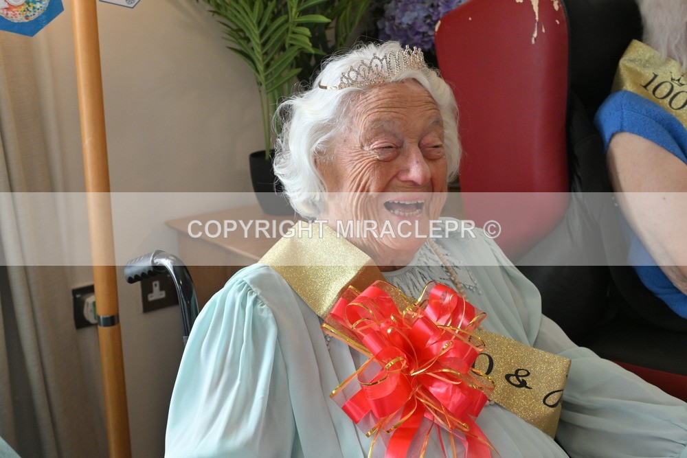 AM3_1457 - Iris and Betty.