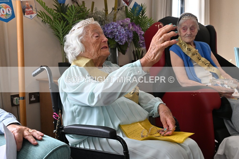 AM3_1160 - Iris and Betty.