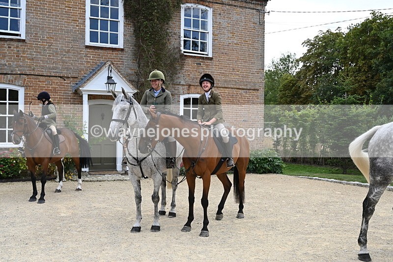 WJ6_3641 - Berks & Bucks - The Old farmhouse - Hound Exercise 20-08-25