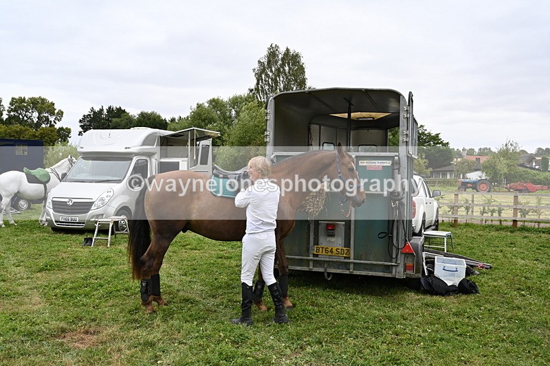 WJ6_2963 - Berks & Bucks - The Old farmhouse - Hound Exercise 20-08-25