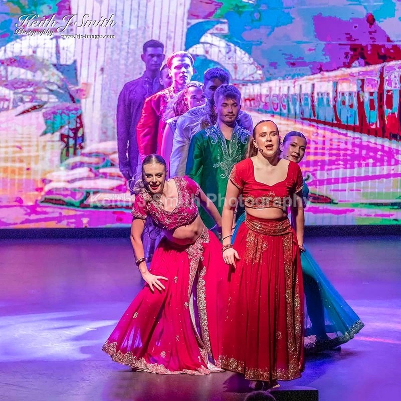 7KJS0307 - Ambition show team