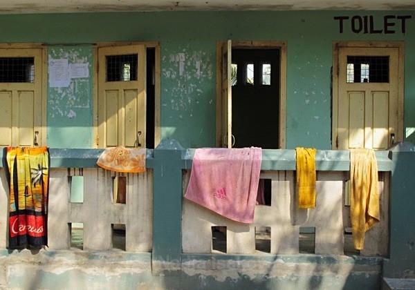 Burma 16 cc - The Burmese Adventure - monks, fishermen and more monks