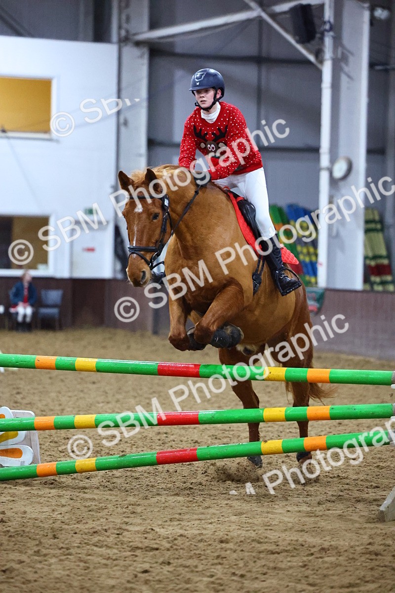 SBM_002726 - Class 6 - Holly & Ivy Stakes - 90cm