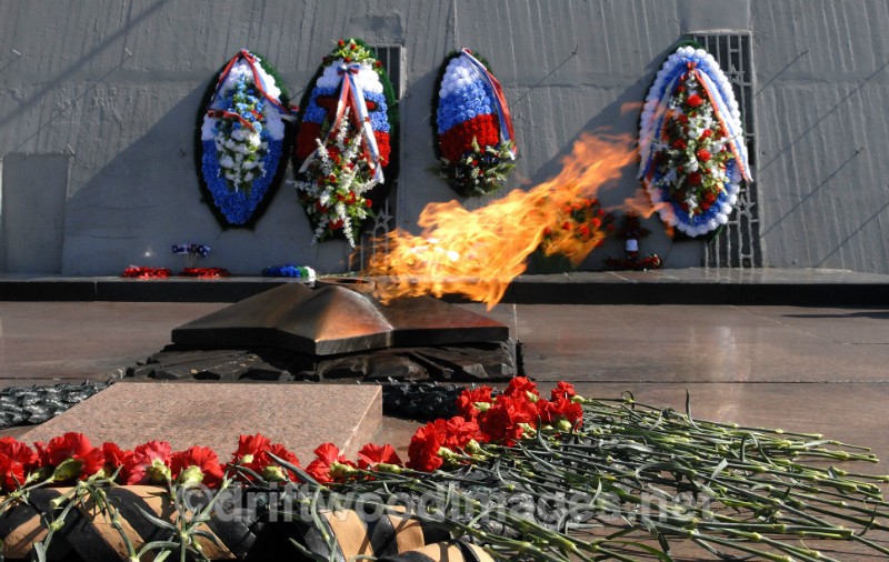 Murmansk Alyosha memorial everlasting flame and wreathes 2 - Murmansk, Russia