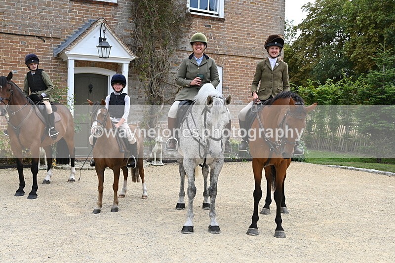 WJ6_3683 - Berks & Bucks - The Old farmhouse - Hound Exercise 20-08-25